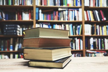 Masada yığınla kitap var.
