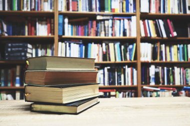 Masadaki kitap yığını