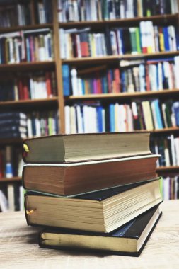 Kütüphanede arkaplanda kitap yığını