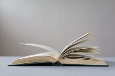 bir yığın, eski beyaz zemin üzerine kitaplar