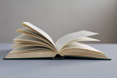 kitap beyaz zemin üzerine açık