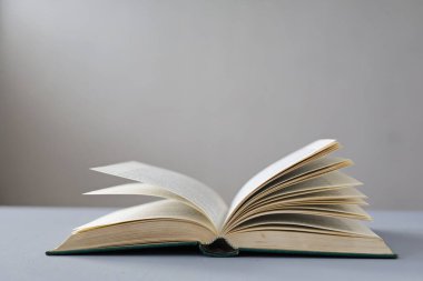 Beyaz arkaplan üzerine kitap aç