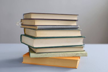 Beyaz arkaplanda bir yığın kitap.