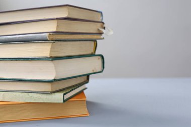 Kopya alanı olan beyaz arkaplanda izole kitap yığını