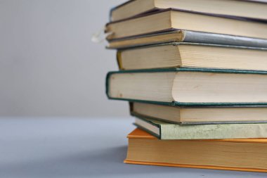 Kitapları masaya yığın.