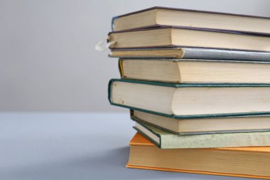 Masanın üzerine kitap yığını, kapat - kapat