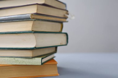 Beyaz arkaplan üzerine kitap yığını