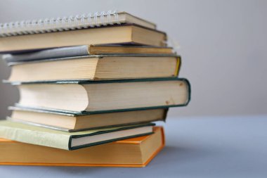 Kitap yığını, eğitim geçmişi