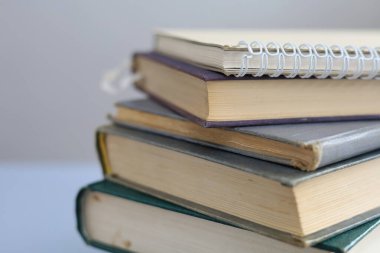 Kütüphanedeki masadaki kitap yığını. Metin için alan