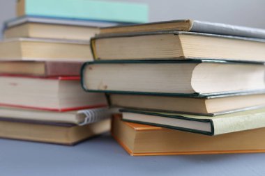 Masada bir yığın kitap