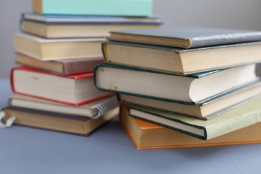 Tahta masadaki kitap yığını.