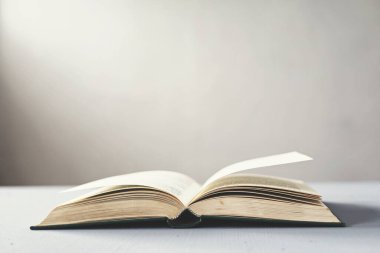 Gökyüzündeki kara bulutlar, fırtına bulutları, yağmurlu hava, bulutlu dramatik karanlık gökyüzü, 