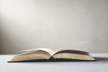 Gökyüzündeki kara bulutlar, fırtına bulutları, yağmurlu hava, bulutlu dramatik karanlık gökyüzü, 