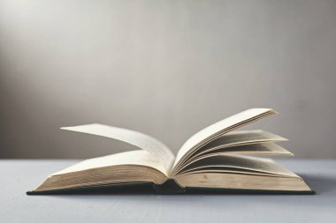 Gökyüzündeki kara bulutlar, fırtına bulutları, yağmurlu hava, bulutlu dramatik karanlık gökyüzü, 