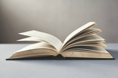 Gökyüzündeki kara bulutlar, fırtına bulutları, yağmurlu hava, bulutlu dramatik karanlık gökyüzü, 