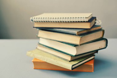 Gökyüzündeki kara bulutlar, fırtına bulutları, yağmurlu hava, bulutlu dramatik karanlık gökyüzü, 