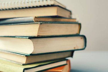 Gökyüzündeki kara bulutlar, fırtına bulutları, yağmurlu hava, bulutlu dramatik karanlık gökyüzü, 