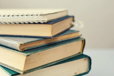 Kitaplar kütüphanedeki masada, gri arkaplan üzerine açık kitap, illüstrasyon, bilgi, okuma, bilim, tarih, çalışma, eski bilgi kitabı okumaya hazır gri masa üzerinde