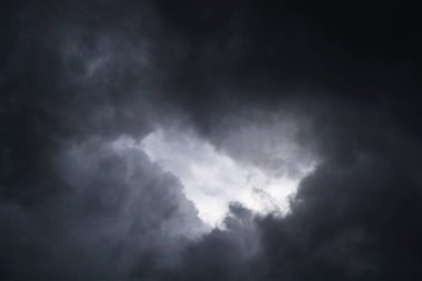 Gökyüzündeki kara bulutlar, fırtına bulutları, yağmurlu hava, bulutlu dramatik karanlık gökyüzü, 