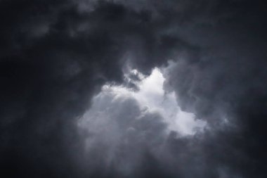 Gökyüzündeki kara bulutlar, fırtına bulutları, yağmurlu hava, bulutlu dramatik karanlık gökyüzü, 