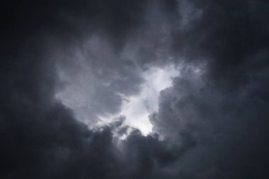 Karanlık gökyüzü arka planında kara fırtına bulutları, yağmurdan önce sisli kasvetli bulutlu gökyüzü, bulutlu karanlık gökyüzü, yüksek kaliteli gökyüzü fotoğrafçılığı., 