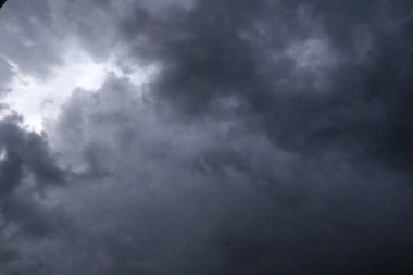 Karanlık gökyüzü arka planında kara fırtına bulutları, yağmurdan önce sisli kasvetli bulutlu gökyüzü, bulutlu karanlık gökyüzü, yüksek kaliteli gökyüzü fotoğrafçılığı., 