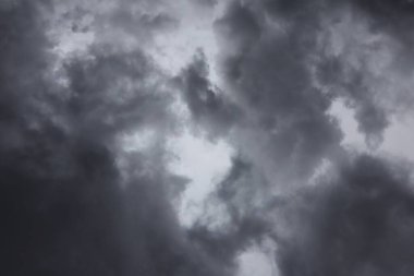 Karanlık gökyüzü arka planında kara fırtına bulutları, yağmurdan önce sisli kasvetli bulutlu gökyüzü, bulutlu karanlık gökyüzü, yüksek kaliteli gökyüzü fotoğrafçılığı., 