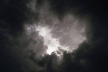 Gökyüzündeki kara bulutlar, fırtına bulutları, yağmurlu hava, bulutlu dramatik karanlık gökyüzü, 