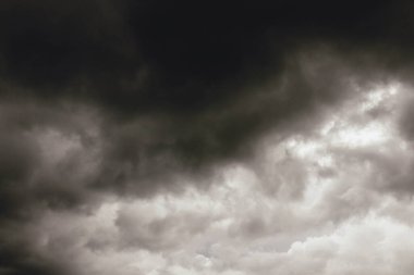 Gökyüzündeki kara bulutlar, fırtına bulutları, yağmurlu hava, bulutlu dramatik karanlık gökyüzü, 