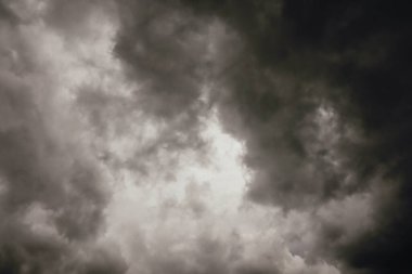 Gökyüzündeki kara bulutlar, fırtına bulutları, yağmurlu hava, bulutlu dramatik karanlık gökyüzü, 