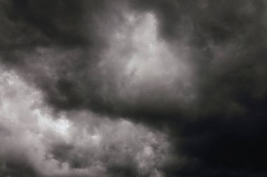 Gökyüzündeki kara bulutlar, fırtına bulutları, yağmurlu hava, bulutlu dramatik karanlık gökyüzü, 