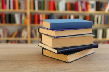 Kütüphanedeki masanın üzerinde kitap yığını