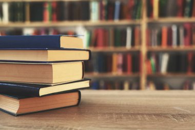 Tahta masadaki kitap yığını, Al.