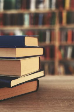 Tahta masadaki kitap yığını, Al.