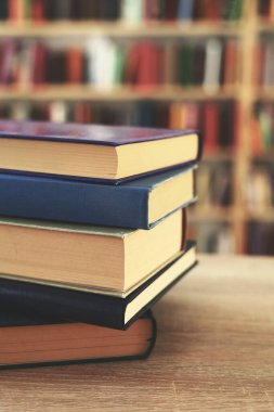 Tahta masadaki kitap yığını, Al.