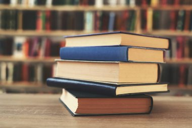 Tahta masadaki kitap yığını, Al.