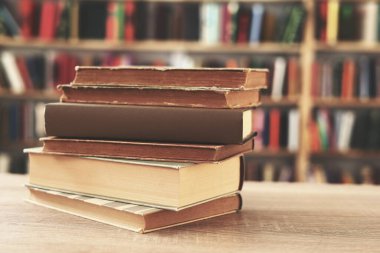 Kitaplar ve kitaplar ahşap masada.