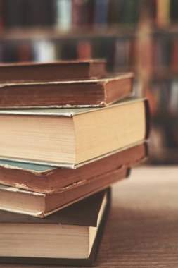 arka arkaya ahşap bir arkaplan üzerine kitaplar.