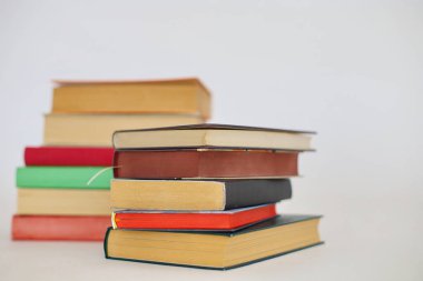 Beyaz arkaplan üzerine kitap yığını