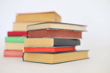yığın kitap, beyaz zemin üzerine izole