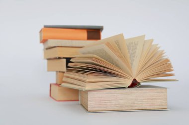 Beyaz arka plan üzerine kitap yığını, okula dönüş.