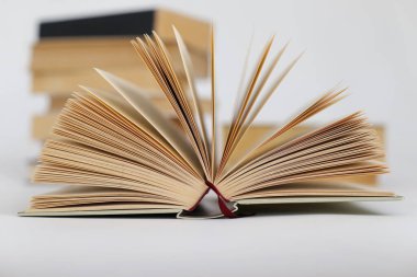 beyaz arkaplan üzerine açık kitap