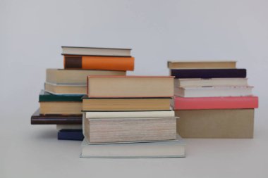 Beyaz arkaplan üzerine kitap yığını
