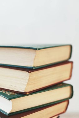 beyaz zemin üzerinde kitap yığını.