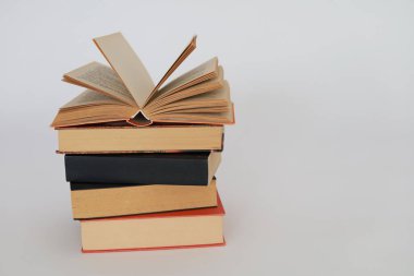 Beyaz arkaplan üzerine kitap yığını