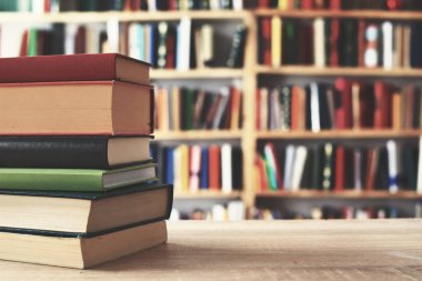 Kırmızı ve yeşil yapraklı kitaplar..