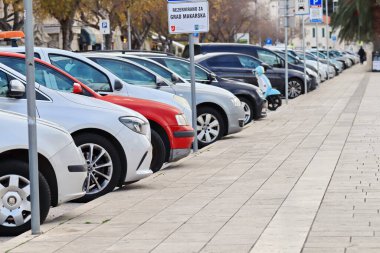 Makarska, Hırvatistan, 05.12.2024 arabaları arka arkaya park etti. Otoparka park etti.