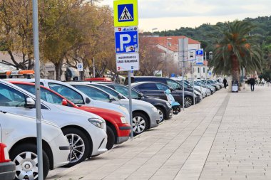 Makarska, Hırvatistan, 05.12.2024 arabaları arka arkaya park etti. Otoparka park etti.