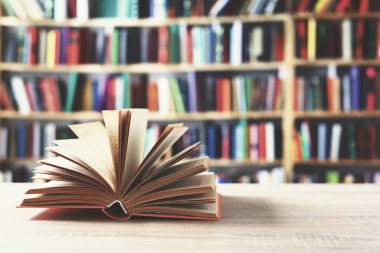 Açık kitap, ahşap masadaki ciltli kitaplar. Okula dönelim. Boşluğu kopyala.