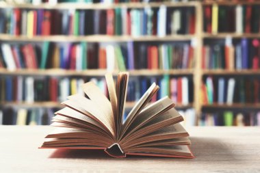 Tahta masanın üzerinde açık bir kitap